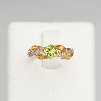 Серебряное кольцо с хризолитами