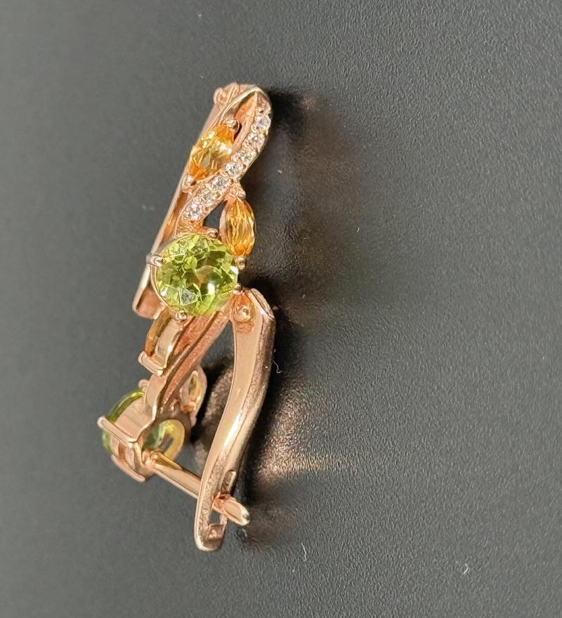 Серебряные серьги с хризолитами