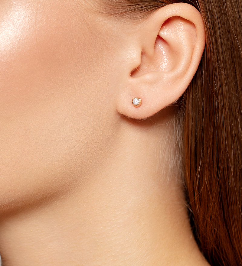 Золотые серьги-пусеты с фианитом