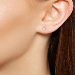 Золотые серьги-пусеты с бриллиантом