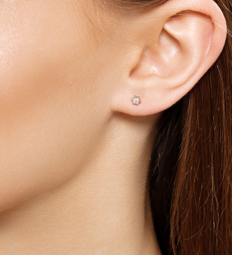 Золотые серьги-пусеты с бриллиантом