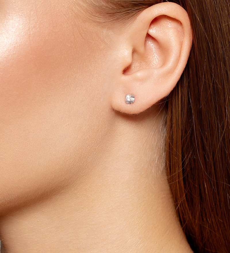 Золотые серьги-пусеты с фианитом