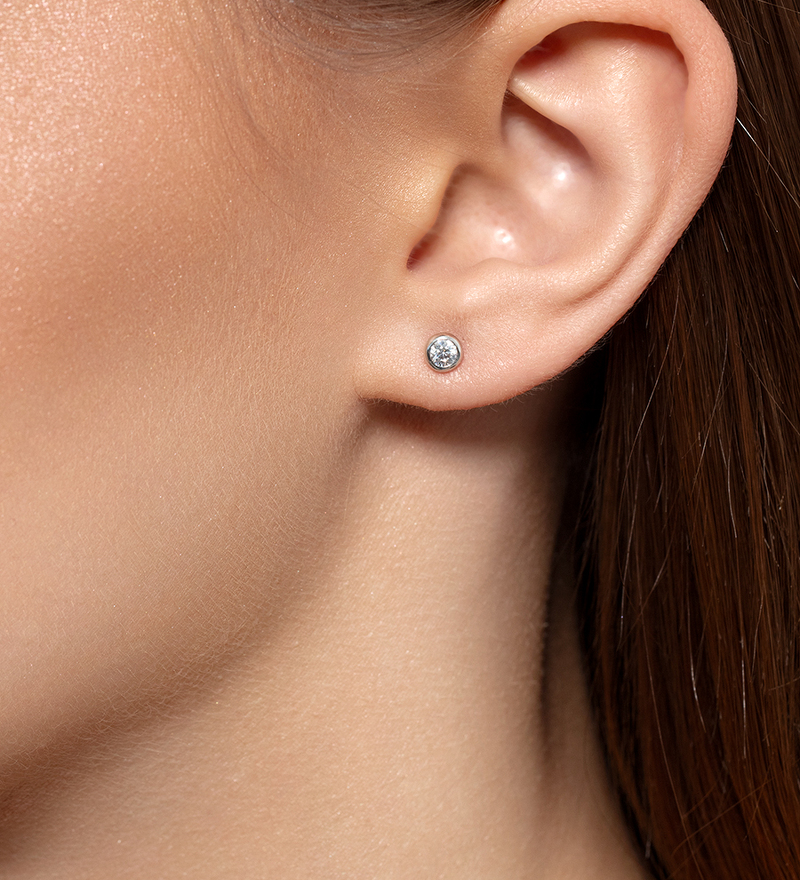 Золотые серьги-пусеты с фианитом