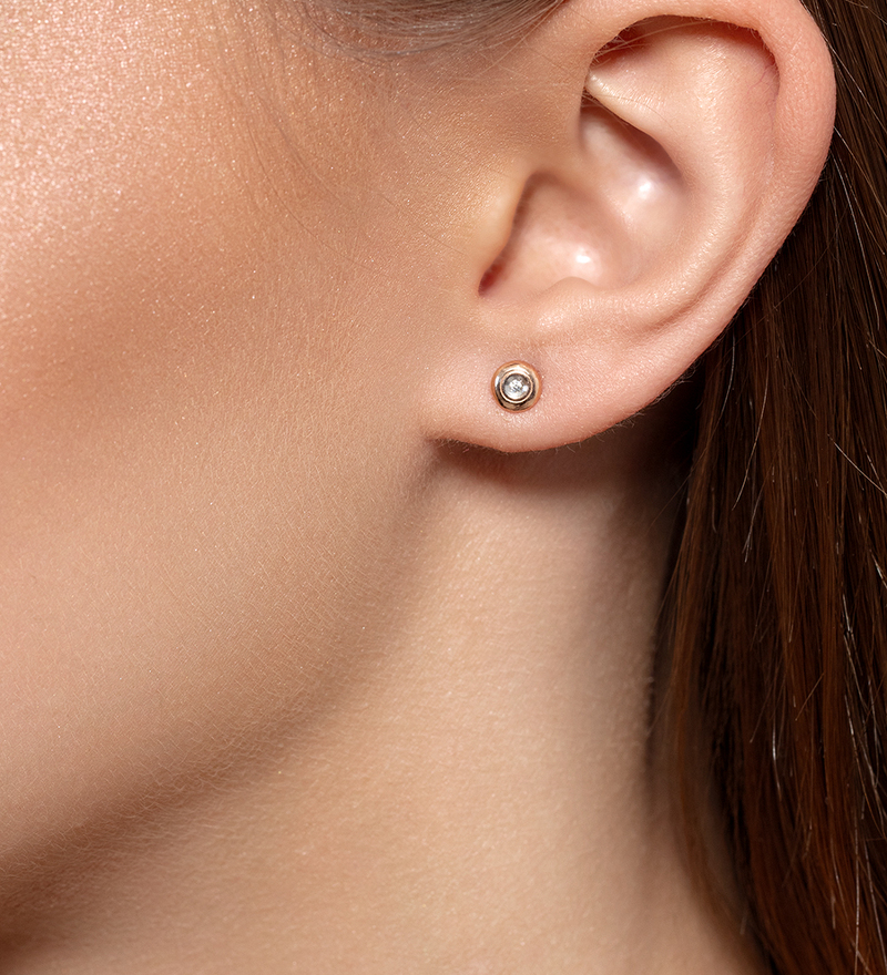 Золотые серьги-пусеты с фианитом