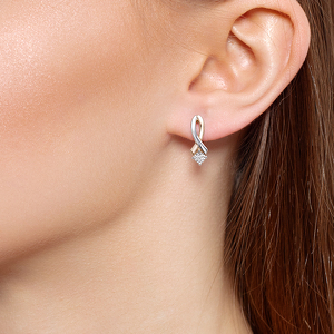 Золотые серьги с бриллиантом