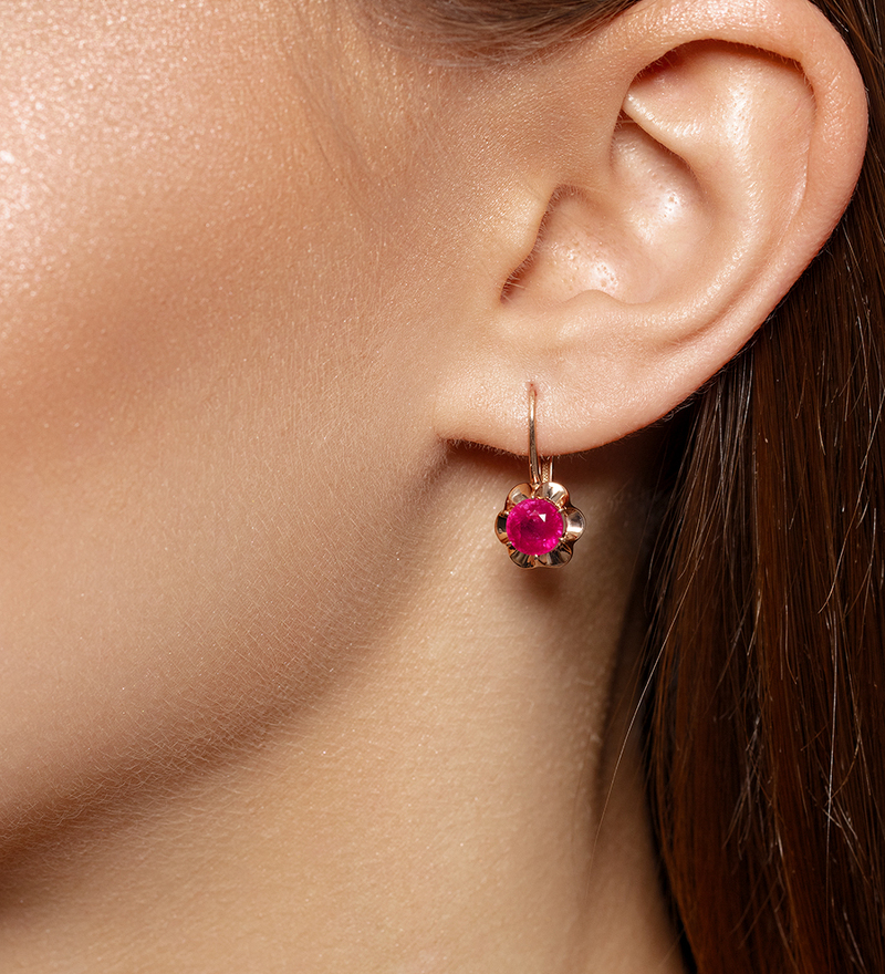 Золотые серьги с рубином