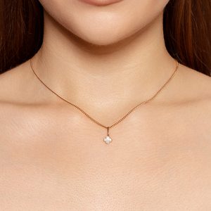 Золотая подвеска «Четыре лепестка» с перламутром