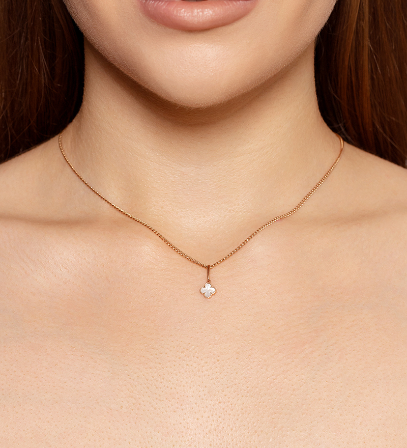 Золотая подвеска «Четыре лепестка» с перламутром