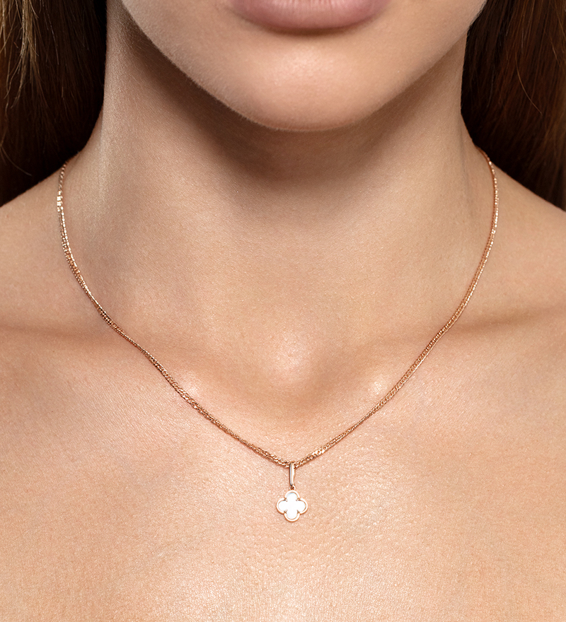 Золотая подвеска с перламутром