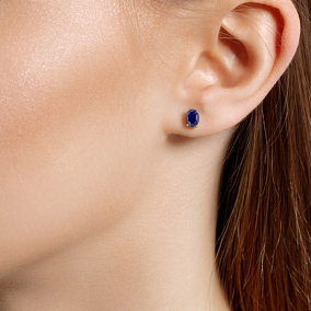 Золотые серьги-пусеты с сапфиром