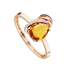 Золотое кольцо с цитрином и фианитами
