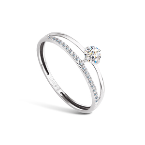 Золотое кольцо с фианитом и фианитами