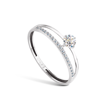 Золотое кольцо с фианитом и фианитами