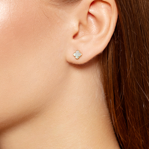 Золотые серьги-пусеты «Четыре лепестка удачи» с перламутром