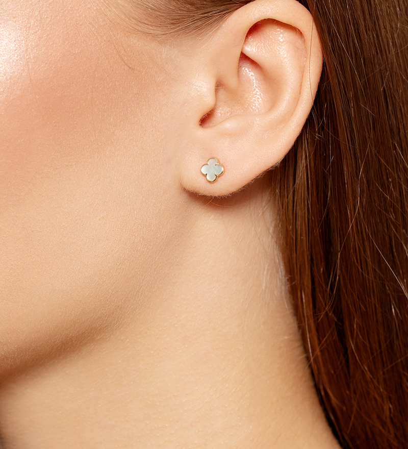 Золотые серьги-пусеты «Четыре лепестка удачи» с перламутром