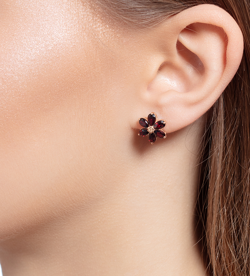 Серебряные серьги-пусеты с гранатами