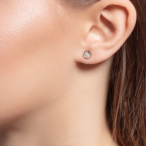 Серебряные серьги-пусеты с бриллиантом