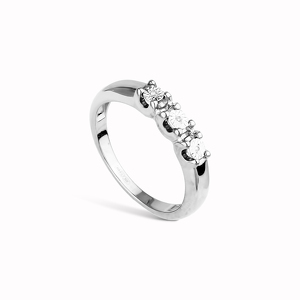 Серебряное кольцо с бриллиантом