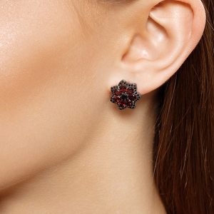 Серебряные серьги с гранатами и шпинелями