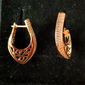 Серьги из ювелирного сплава с камнями