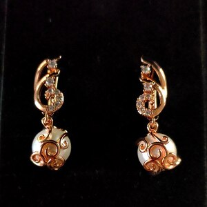 Серьги из ювелирного сплава с камнями и камнями