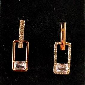 Серьги из ювелирного сплава с камнями