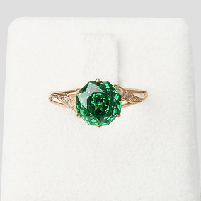 Серебряное кольцо с камнем и фианитами в золочении