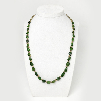 Хромдиопсид 038 бусы "якутский изумруд" овал мятый