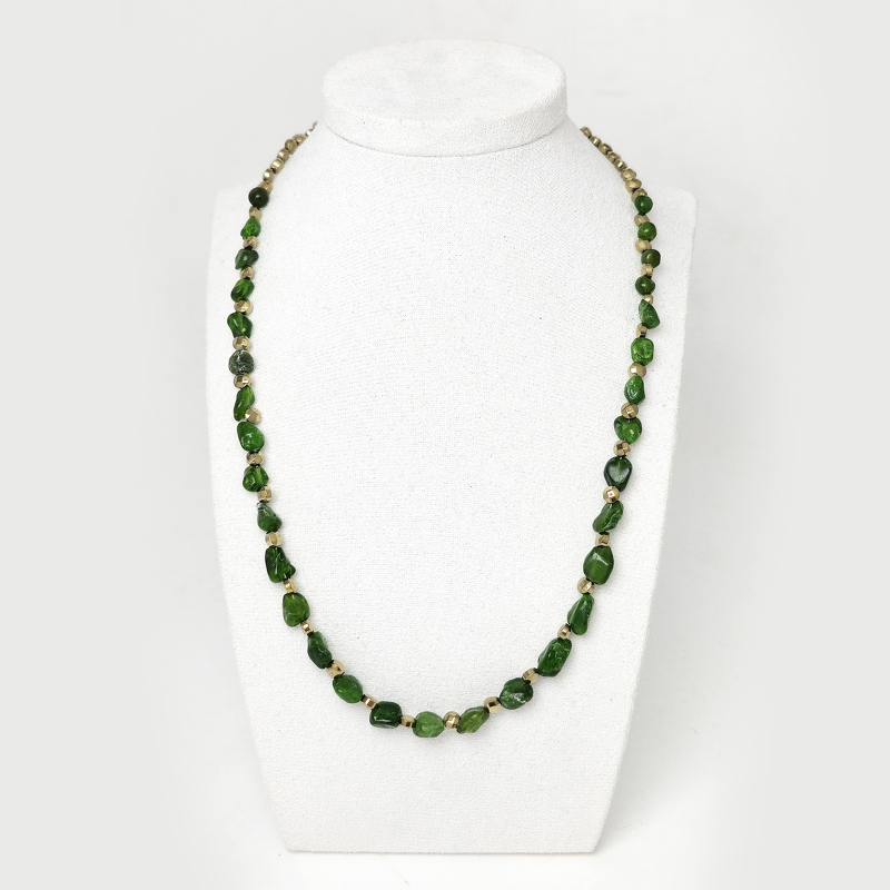 Хромдиопсид 038 бусы "якутский изумруд" овал мятый